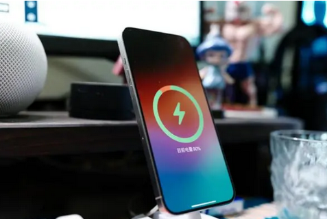 伍家岗苹果15换屏服务分享用什么充电器给iPhone15充电更好 